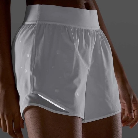 Lululemon hotty hot short 4” *logo